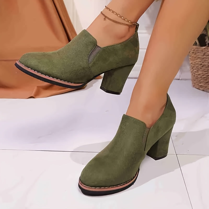 Deze instapschoen is een loafer met blokhak en afgeronde neus en een decoratieve lus voor heren – LUMIR - Glamorix