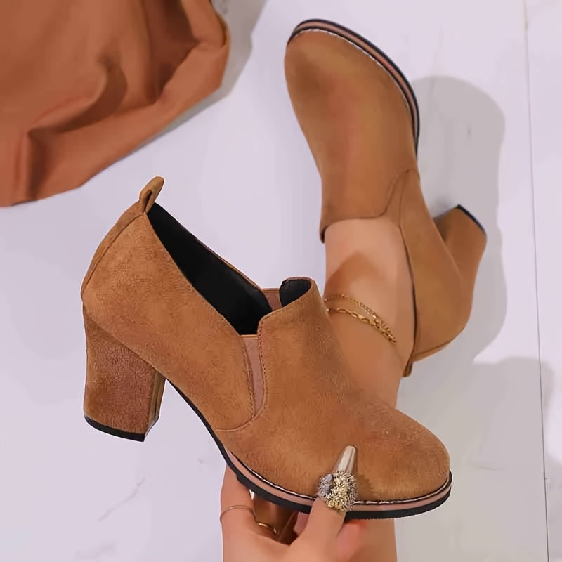 Deze instapschoen is een loafer met blokhak en afgeronde neus en een decoratieve lus voor heren – LUMIR - Glamorix