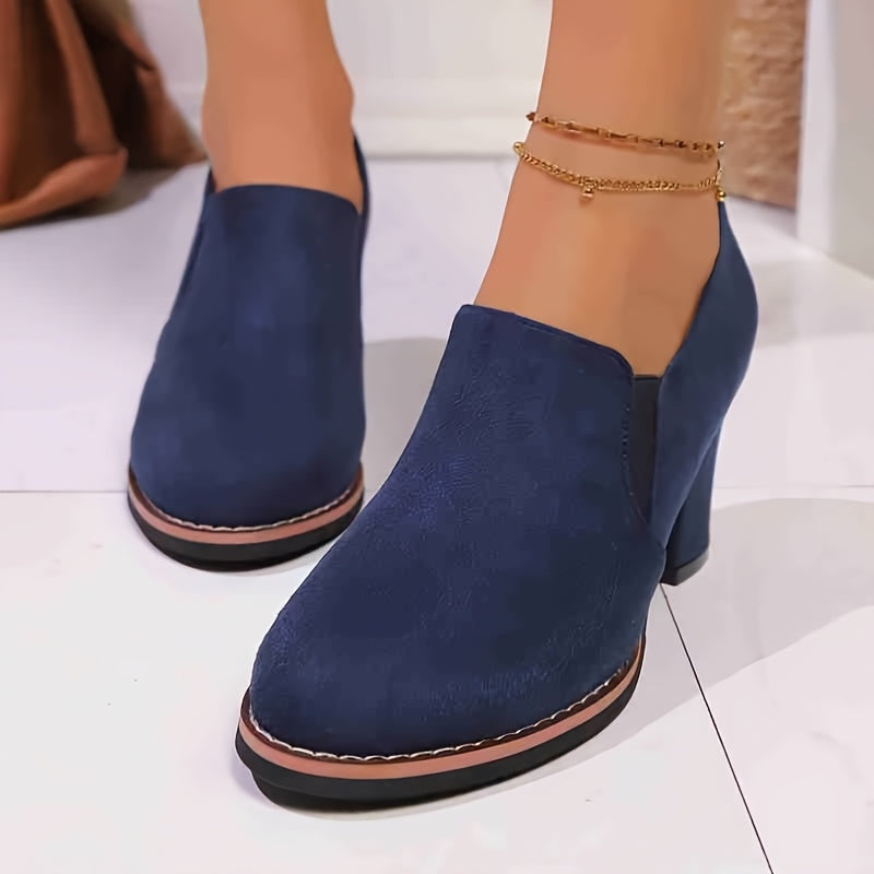 Deze instapschoen is een loafer met blokhak en afgeronde neus en een decoratieve lus voor heren – LUMIR - Glamorix