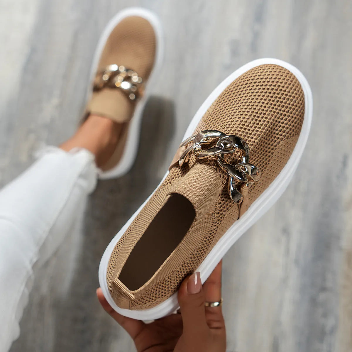 Modieuze slip-on sneaker met chunky kettingdetail – FENNA - Glamorix