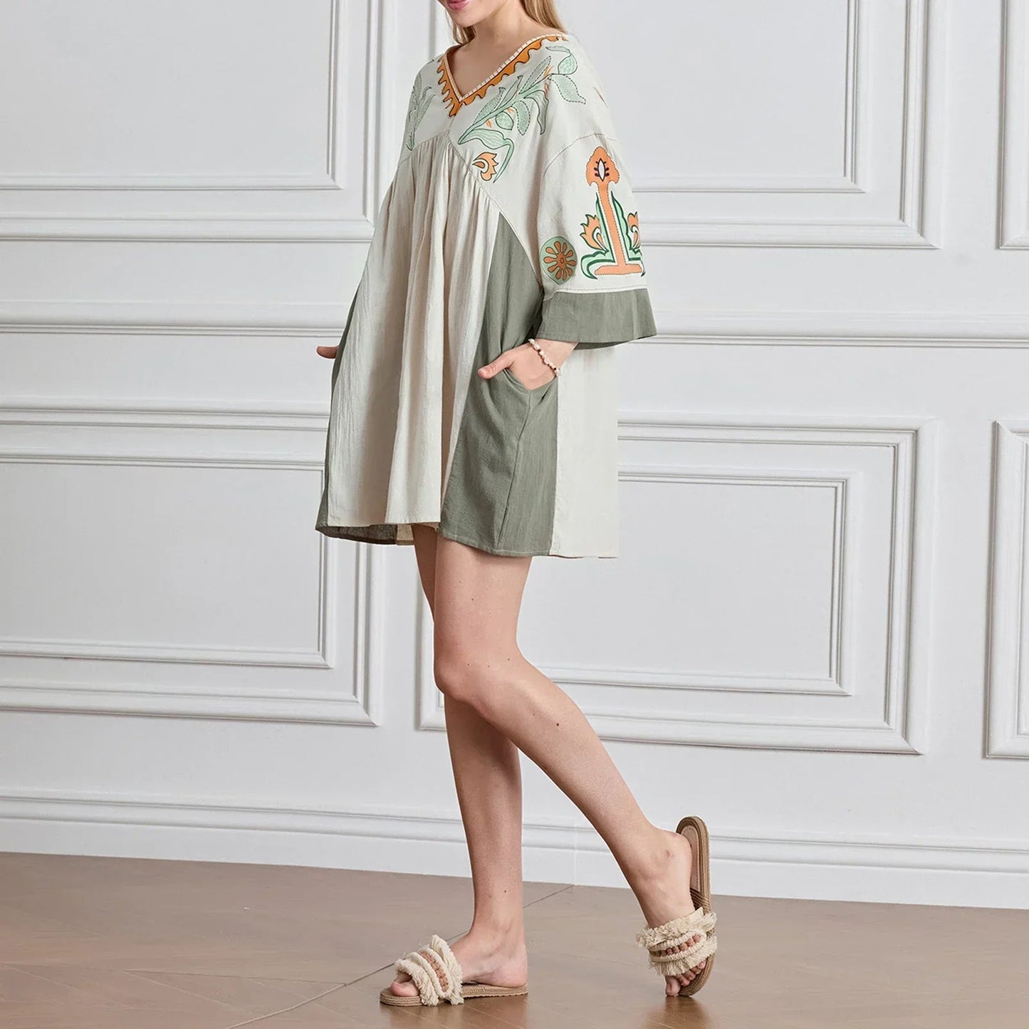 Dames tuniekjurk met V-hals en geborduurde details – ISLA BOHO - Glamorix