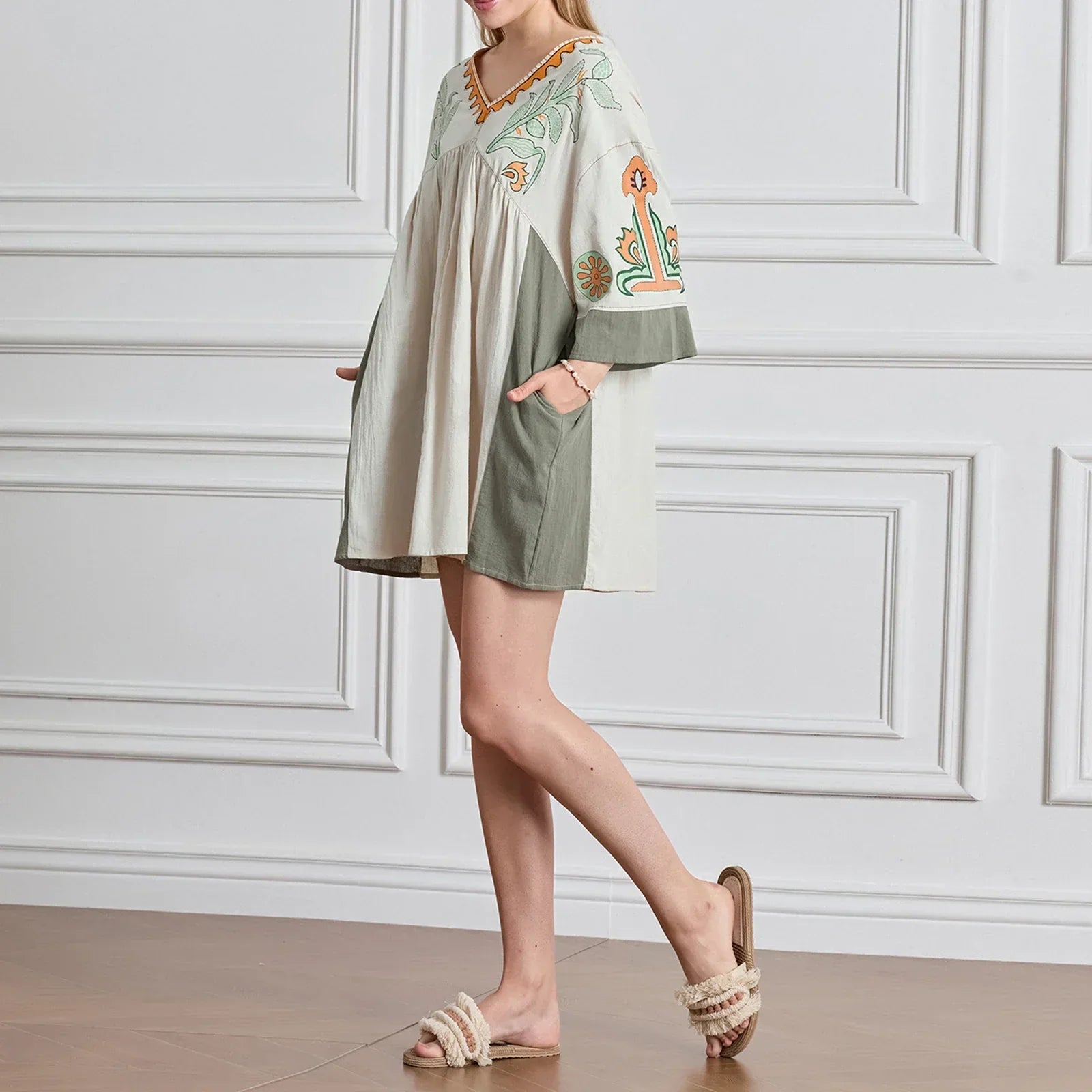 Dames tuniekjurk met V-hals en geborduurde details – ISLA BOHO - Glamorix