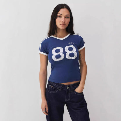 Vintage cropped dames top met sportieve V-hals en retro vibe – RIVANA FIT - Glamorix