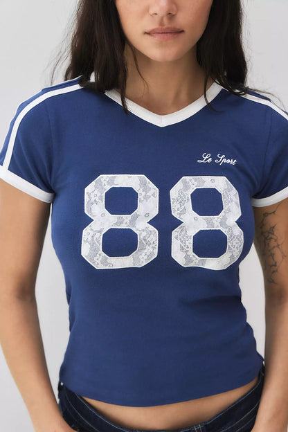 Vintage cropped dames top met sportieve V-hals en retro vibe – RIVANA FIT - Glamorix