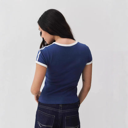 Vintage cropped dames top met sportieve V-hals en retro vibe – RIVANA FIT - Glamorix