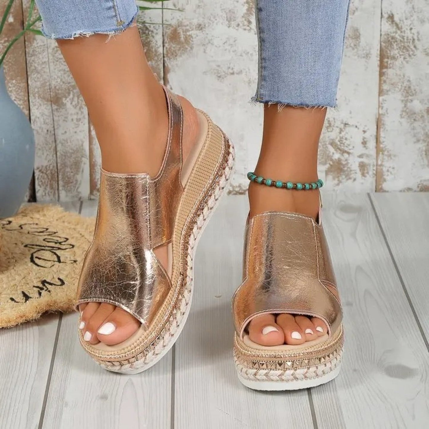 Gouden dames sandalen met chunky zool en plooidetail – Aurélia GlowStep - Glamorix