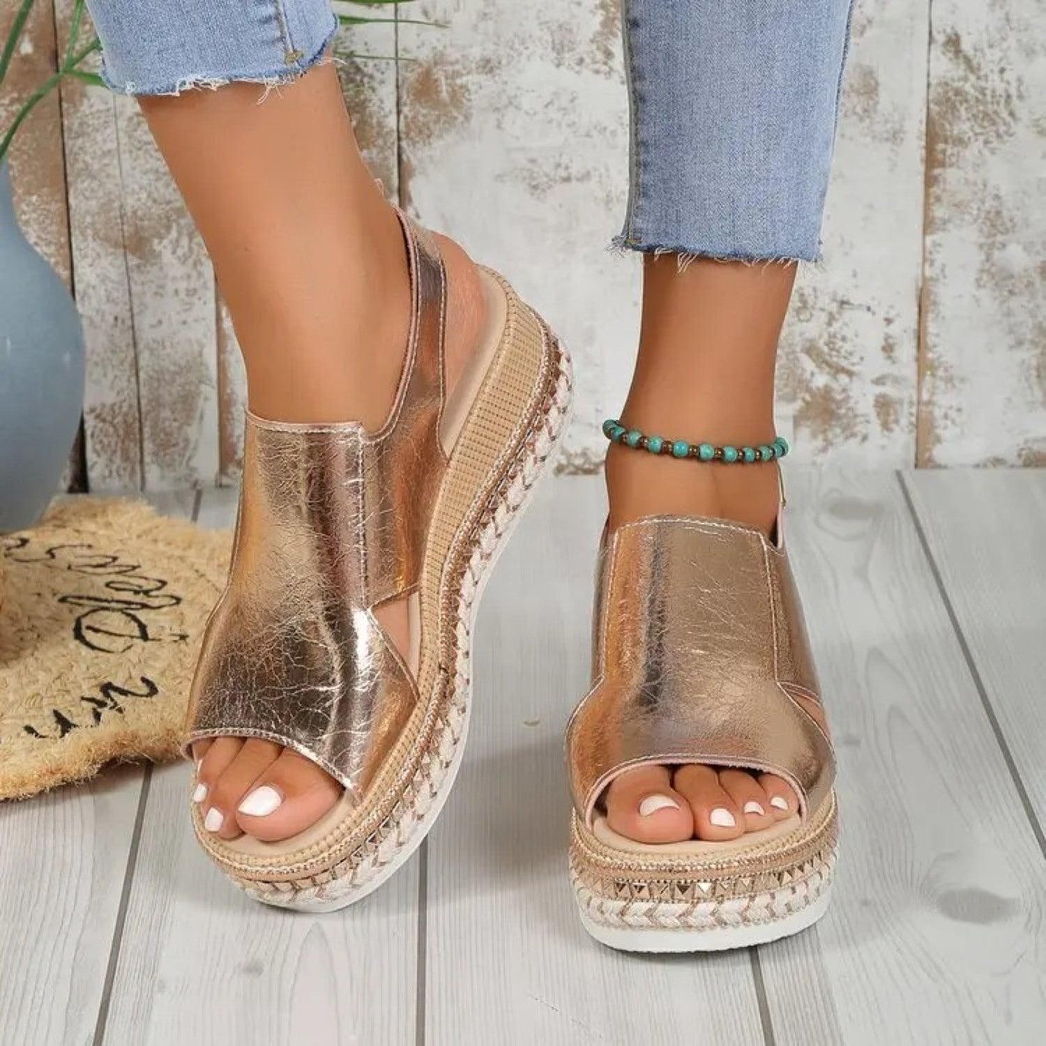 Gouden dames sandalen met chunky zool en plooidetail – Aurélia GlowStep - Glamorix
