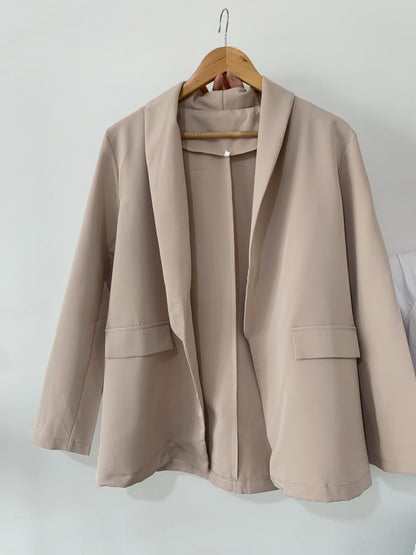 CLAIRE - Getailleerde open blazer met voorzakken