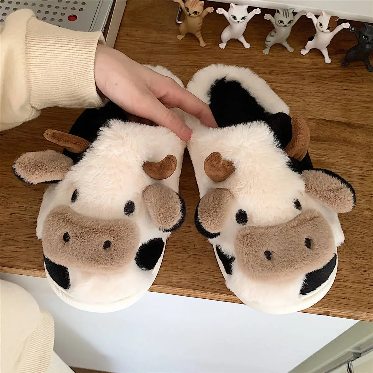 MOCHA - Pluche uniseks pantoffels met trendy koeienmotief