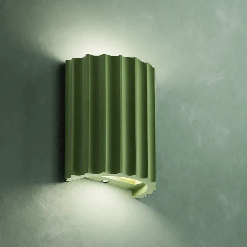 Moderne wandlamp van hars met artistiek design – SOLVARA LightForm - Glamorix