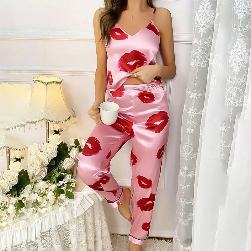 Satijnen dames pyjamaset met speelse lippenprint – LUNARIA KISS - Glamorix
