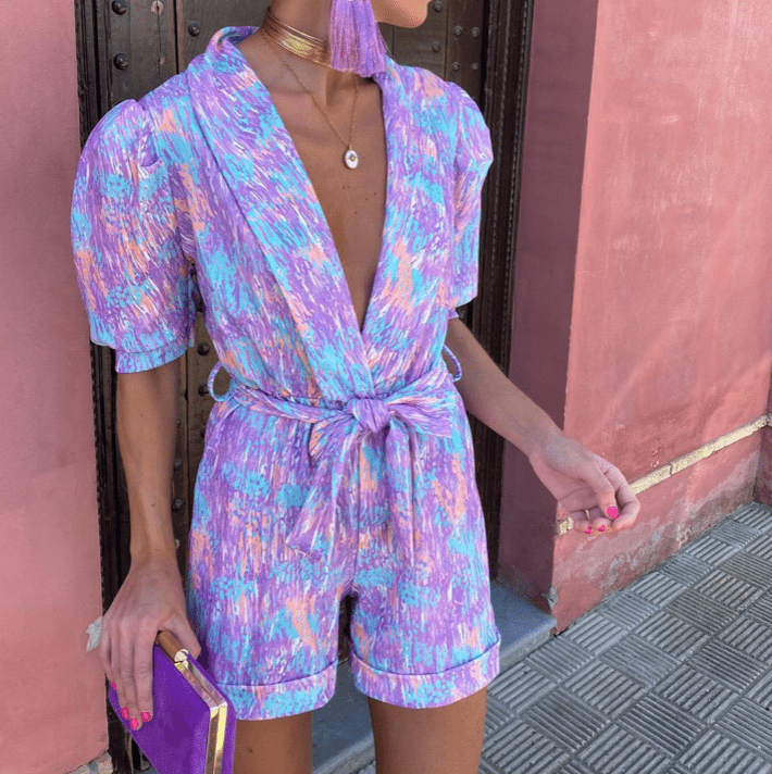 Luchtige dames playsuit met V-hals en strikceintuur – SIENNA WRAP - Glamorix