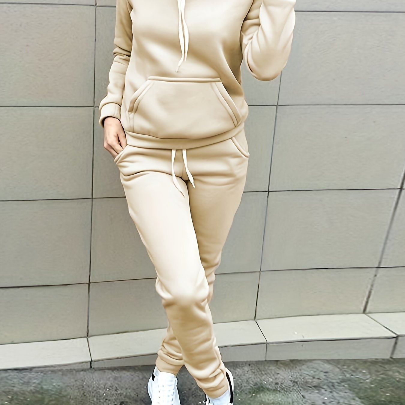 Een trainingspak met capuchon pullover en broek – NOVAWEAR - Glamorix