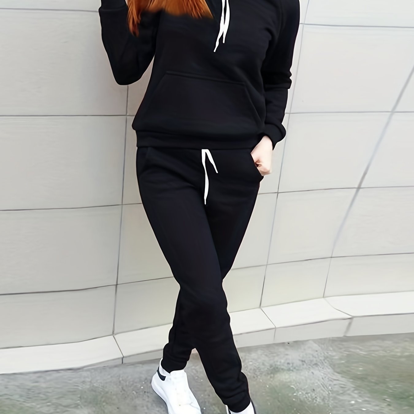 Een trainingspak met capuchon pullover en broek – NOVAWEAR - Glamorix