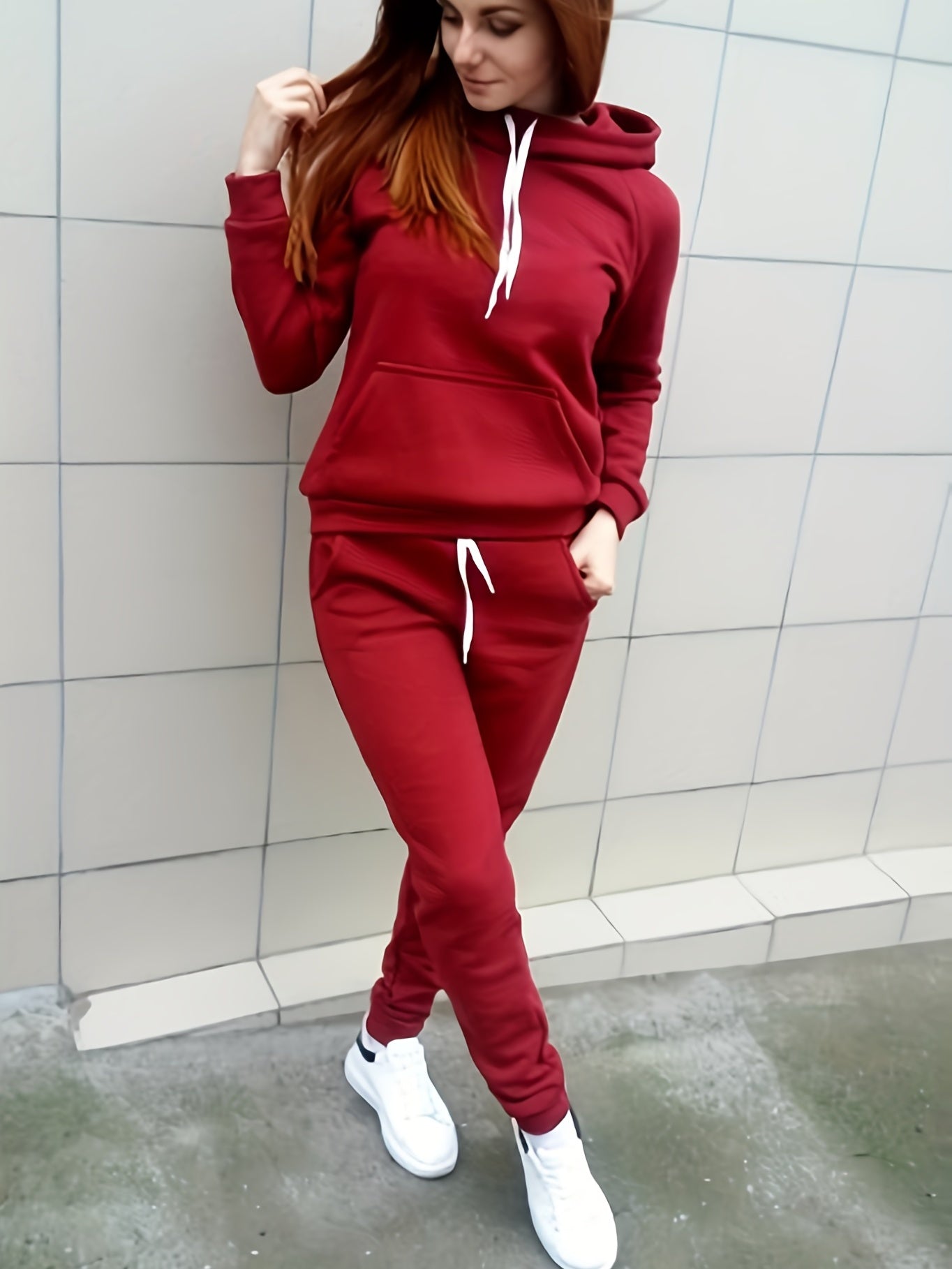 Een trainingspak met capuchon pullover en broek – NOVAWEAR - Glamorix