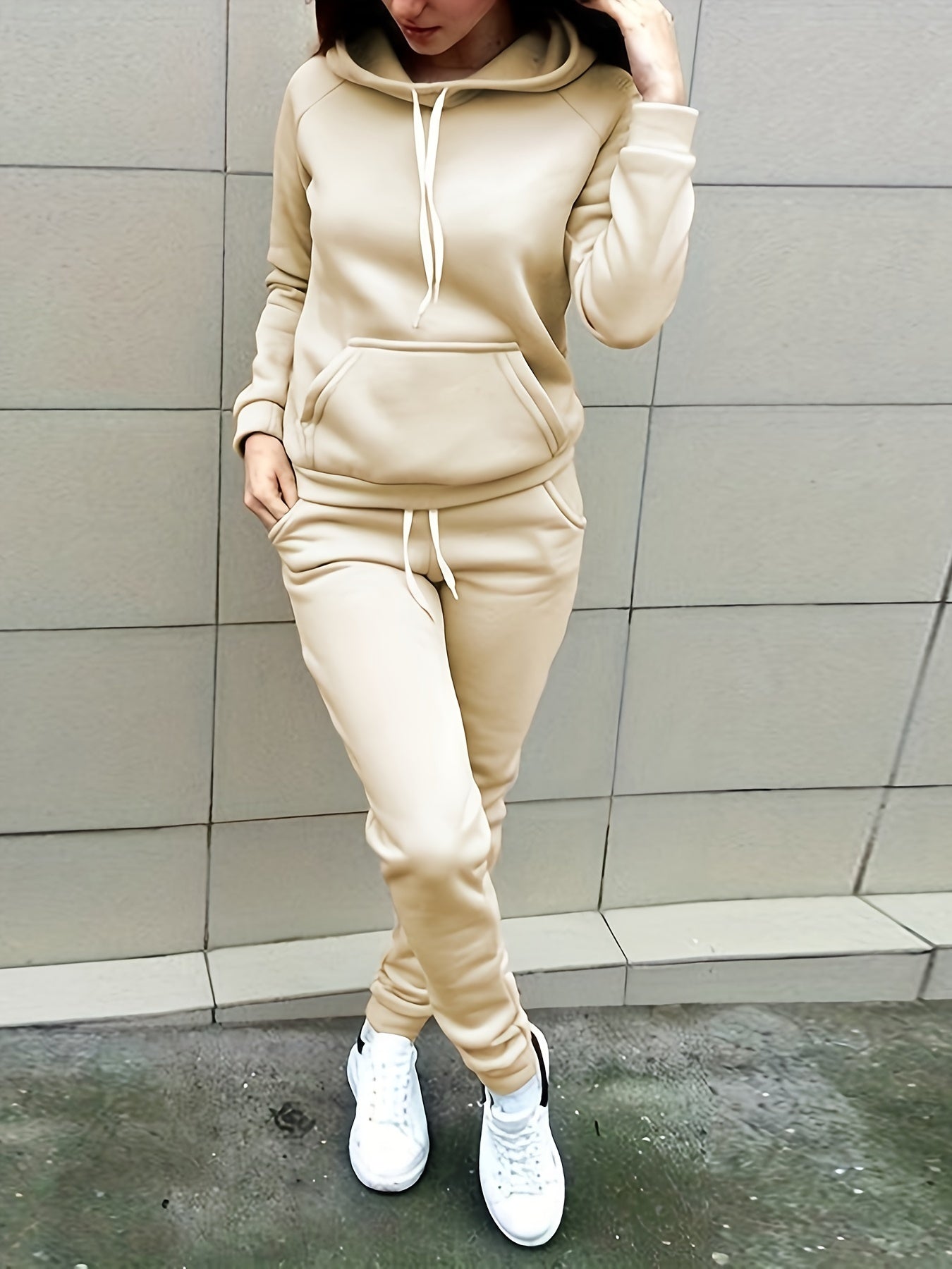 Een trainingspak met capuchon pullover en broek – NOVAWEAR - Glamorix