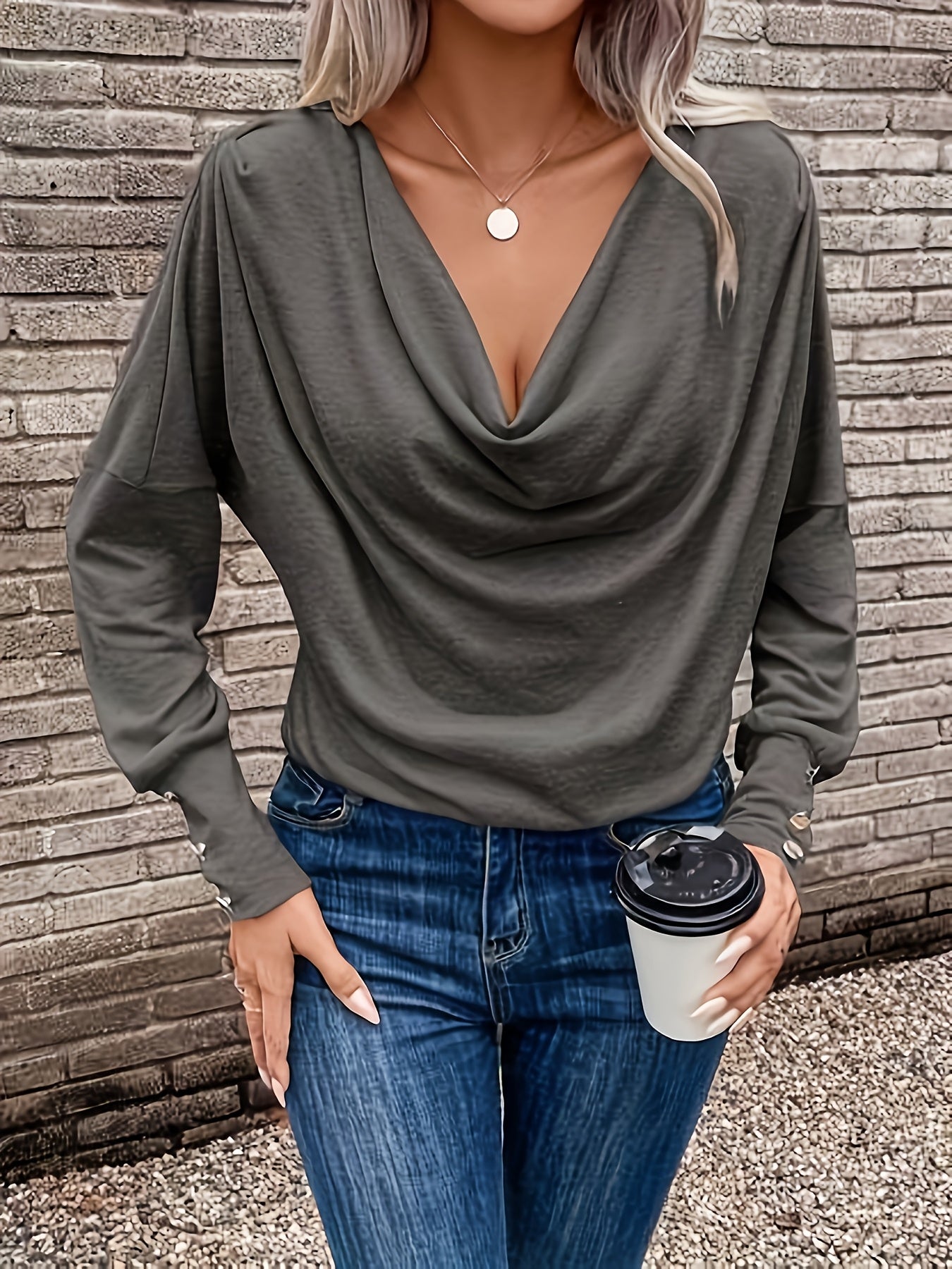 Trui met vallende kraag en knoopdetails voor dames. – LUMORA - Glamorix