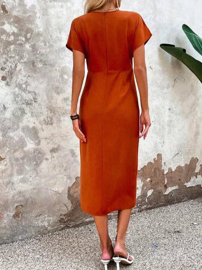 SERENA - Midi-jurk met gedrapeerde split en elegante V-hals