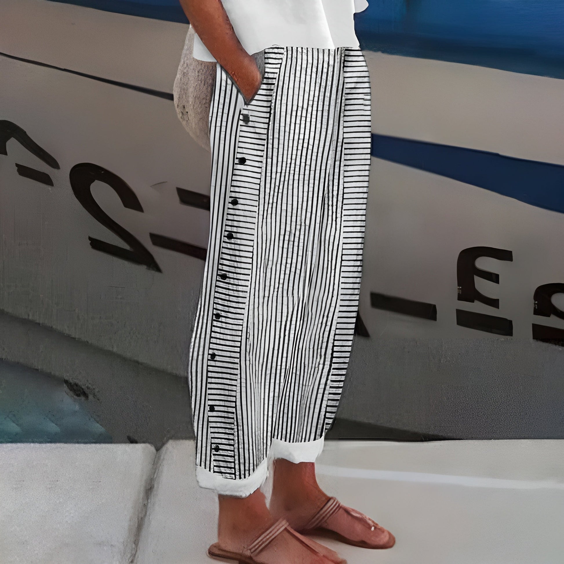 Losvallende damesbroek met hoge taille en zijknoopsluiting – LIVANA FLOW - Glamorix