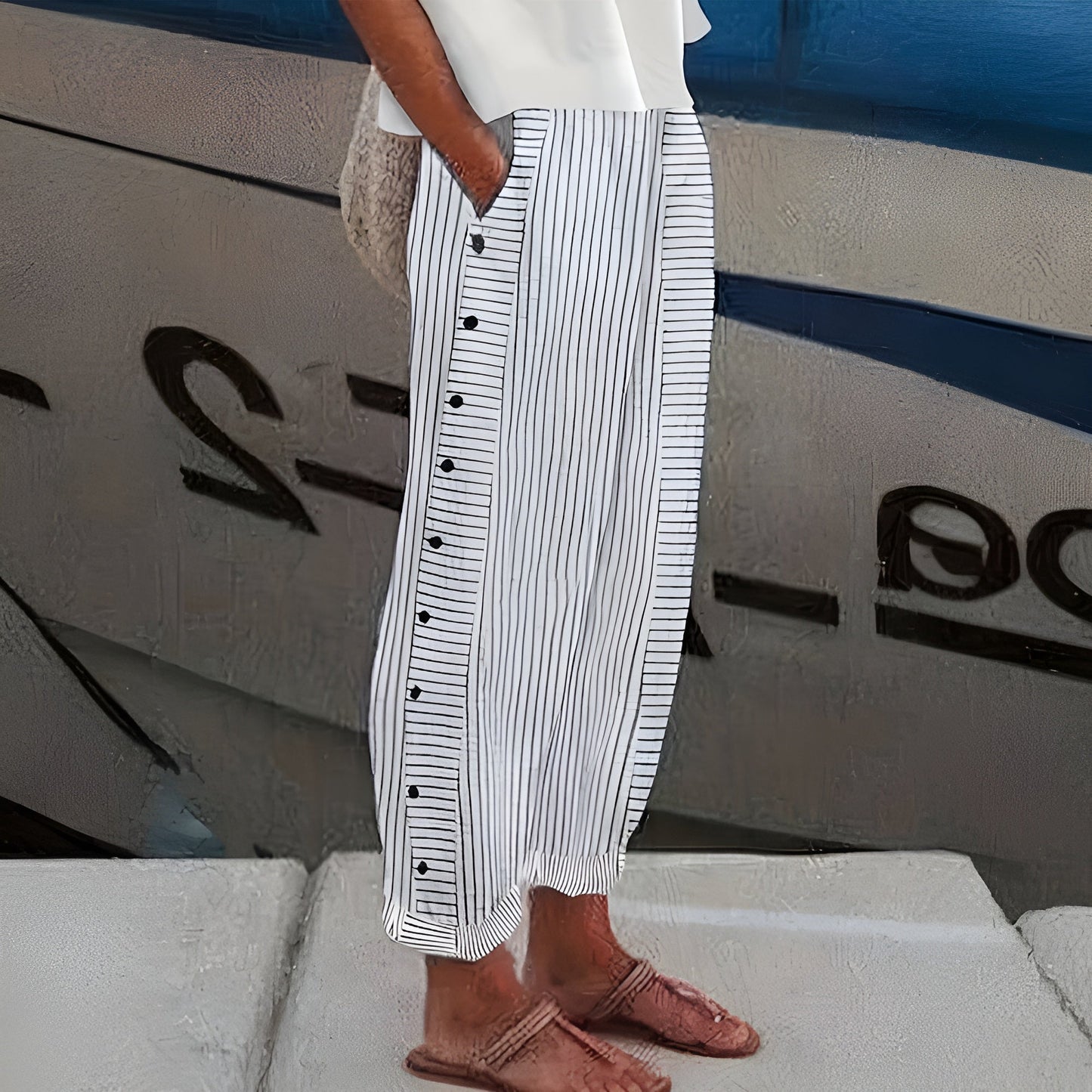 Losvallende damesbroek met hoge taille en zijknoopsluiting – LIVANA FLOW - Glamorix