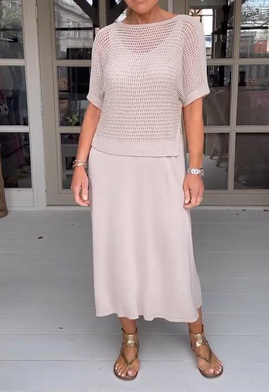Stijlvol en veelzijdig: Twee-delig damespak met schortjurk en blouse – ELVINA
