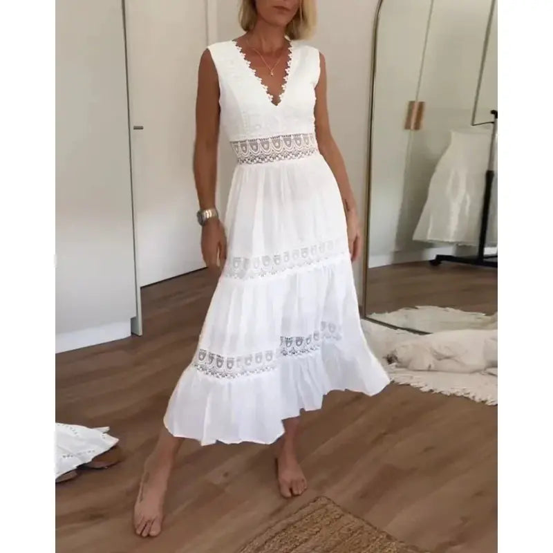 Zomerse damesjurk met V-hals en verfijnde kanten accenten – LÉANA LACE - Glamorix