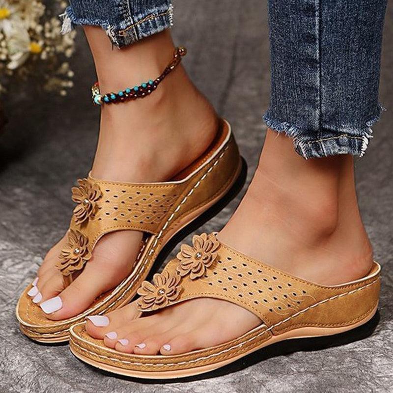 Comfortabele sandalen met sleehak en bloemdetails – FioraRise - Glamorix