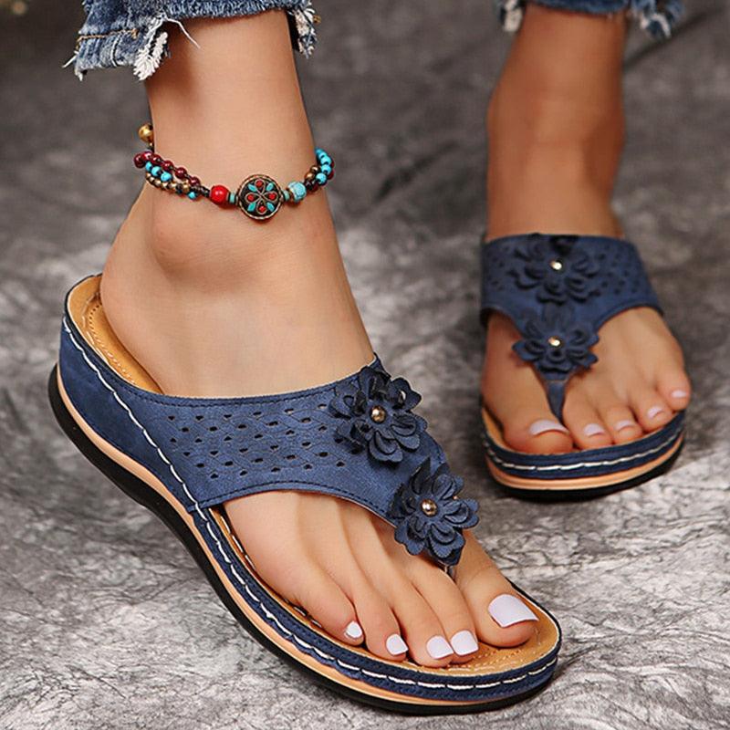 Comfortabele sandalen met sleehak en bloemdetails – FioraRise - Glamorix