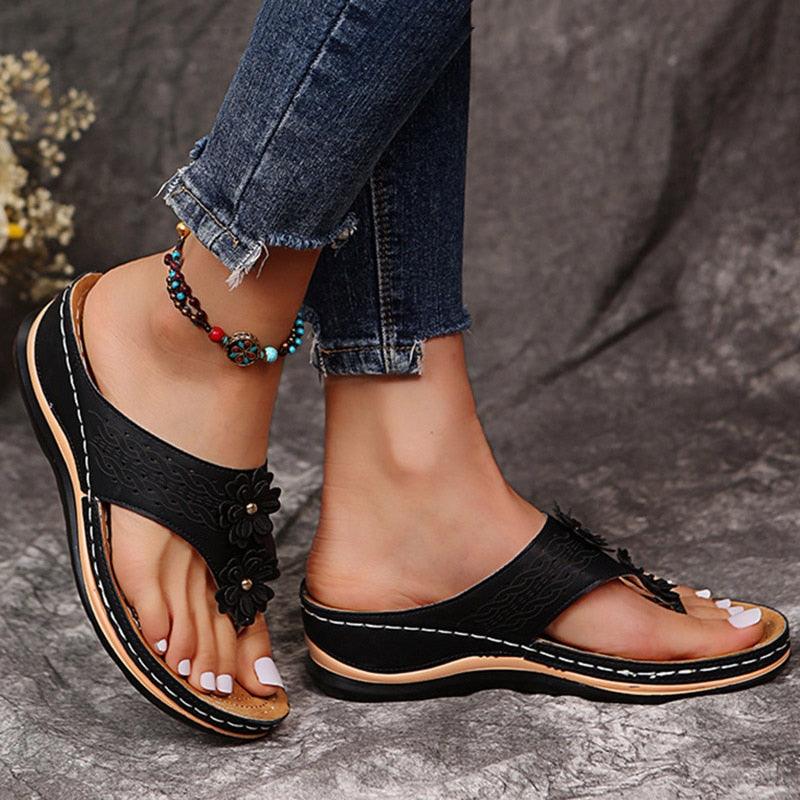 Comfortabele sandalen met sleehak en bloemdetails – FioraRise - Glamorix