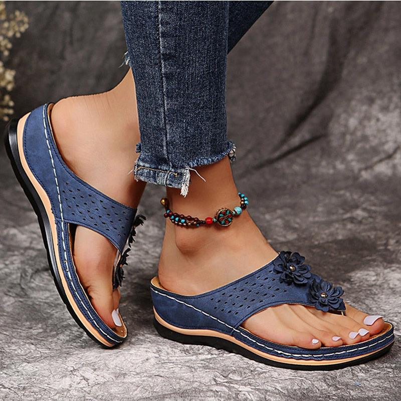 Comfortabele sandalen met sleehak en bloemdetails – FioraRise - Glamorix